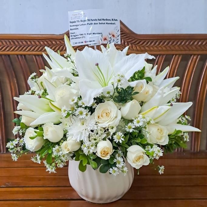 Rangkaian Vas Bunga Keramik Mawar isi 20 Tangkai & Lily 3-4 Tangkai dengan Solidago dan Pikok - Bung