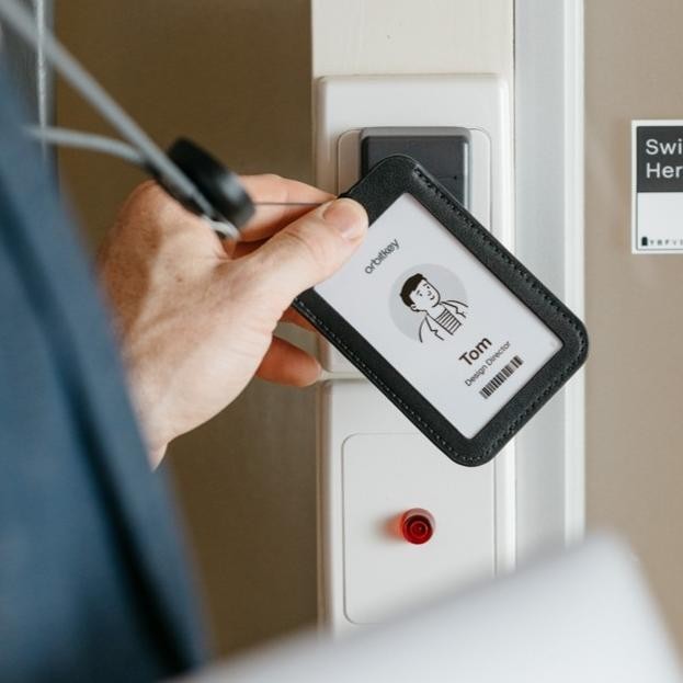 

Orbitkey ID Card Holder with Lanyard murah