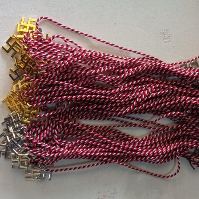 ```````] Kalung Tridatu plus liontin swastika