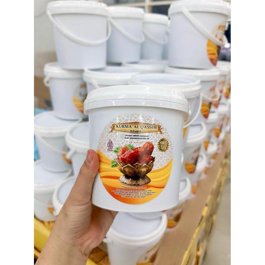 

PROMO PAKET 2 EMBER - Kurma Al Qaseem Premium Kurma Al Qassim 400 gram Kemasan Ember