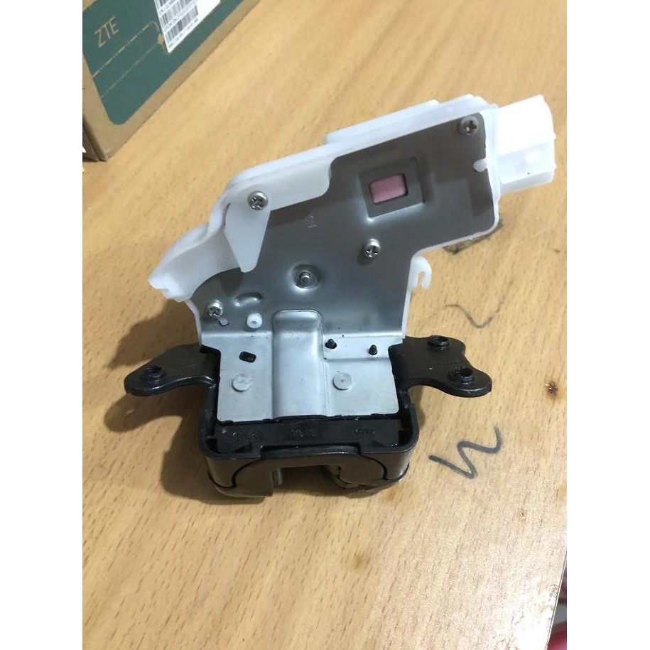 Doorlock Pintu Bagasi Door Lock Bagasi Toyota Innova Reborn Orriginal Part