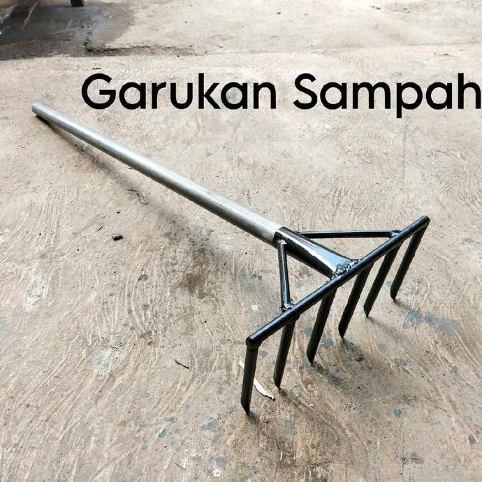 

Terlaris Garukan Sampah Pupuk Kandang Full Besi Termasuk Gagang 6 Gerigi