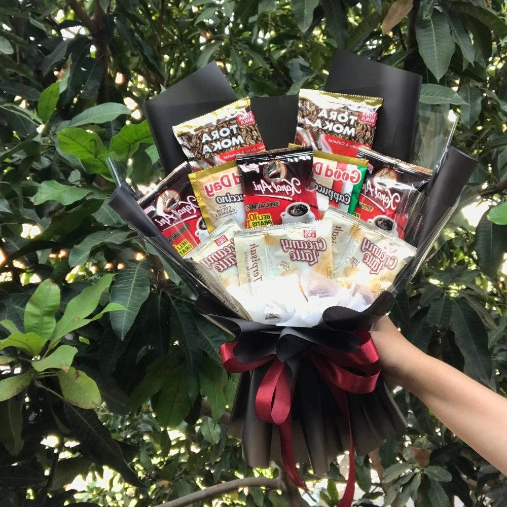 

BUKET KOPI BUCKET COFFEE BOUQUET PRIA MAN MALE BOUQUET KADO WISUDA GIFT ULANG TAHUN GOODDAY GOOD DAY KAPAL API TORABIKA MOKA CREAMY LATTEI DECOROUS nUg