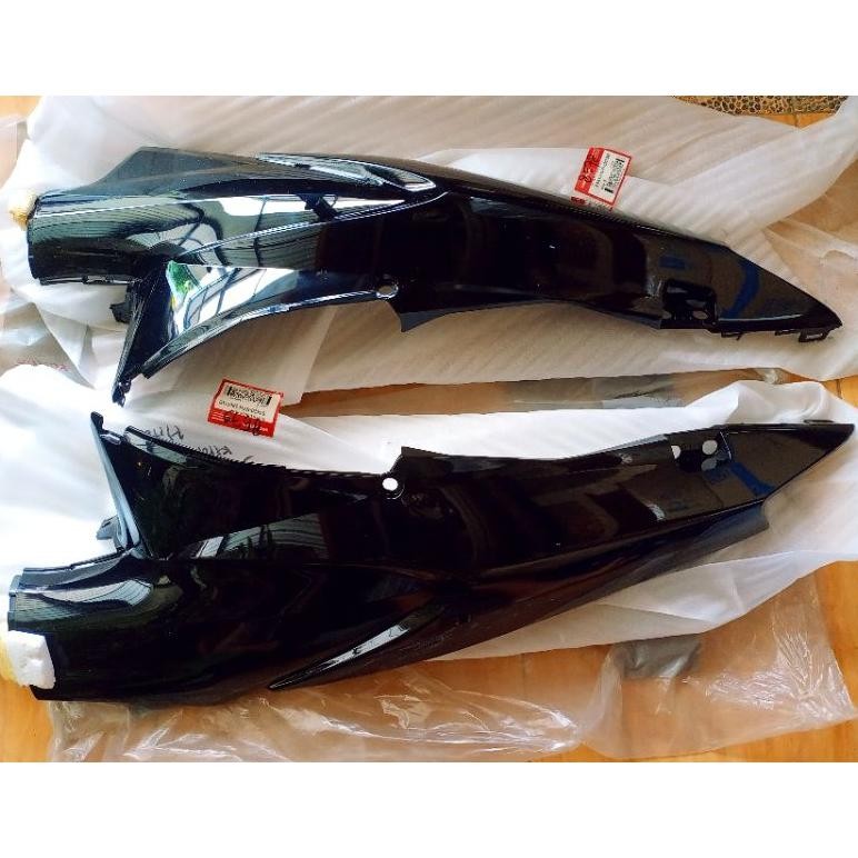 Cover Body Bodi Belakang Kanan Kiri Honda Karisma 125 D X Cakram Hitam Asli Original 64420-KPH-880FM