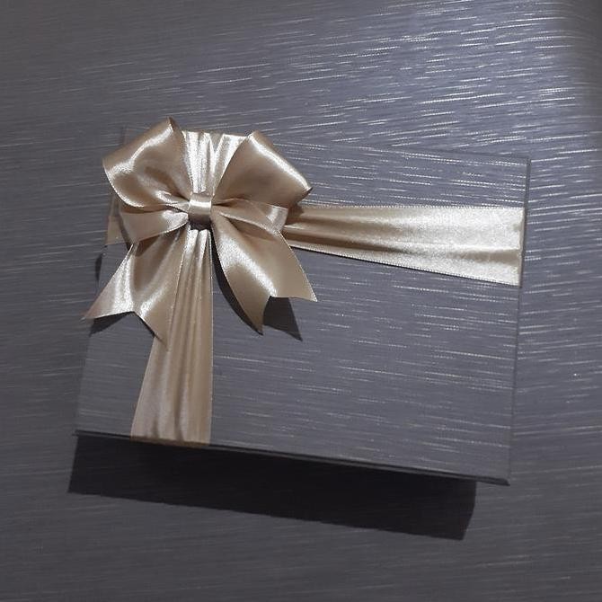 

ready GIFT BOX COKLAT SERAT KAYU PITA COKLAT MUDA / KOTAK HAMPERS HADIAH