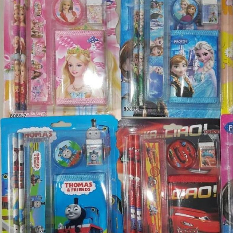 

JoeraganlapakAlat Tulis Set Anak Karakter 6 In 1 Dompet Lucu Hadiah Souvenir Pensil Rautan Penghapus Penggaris New