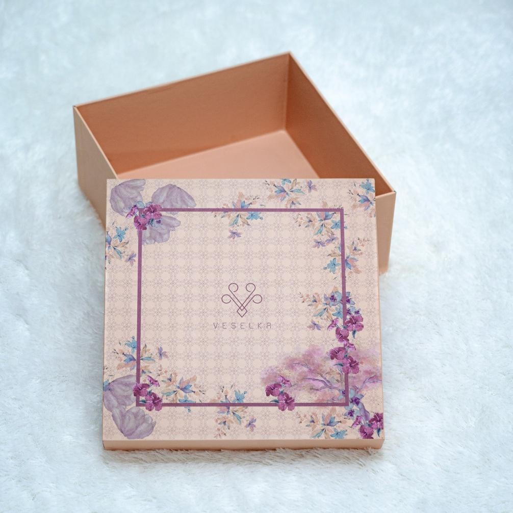 

MINDU VESELKA Exclusive Packaging | Hard Box Hampers Kado Gift Seserahan Mahar Hantaran Pernikahan Mukena Set Dewasa Motif Printing