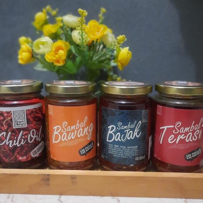

Sambal Cakalang Cumi Jambal Bawang Bajak Terasi Roa Chilli Oil Dalam Jar Kaca 300Gr Homemade Halal