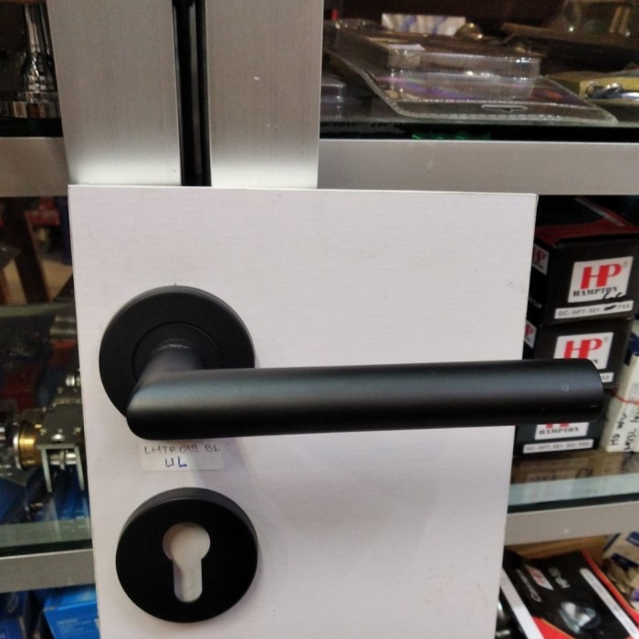 Handel pintu hitam model solid