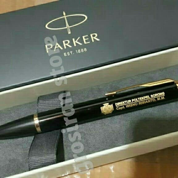 

PULPEN PARKER ORIGINAL DIREKTUR CUSTOM LOGO UKIR GRAFIR NAMA KADO