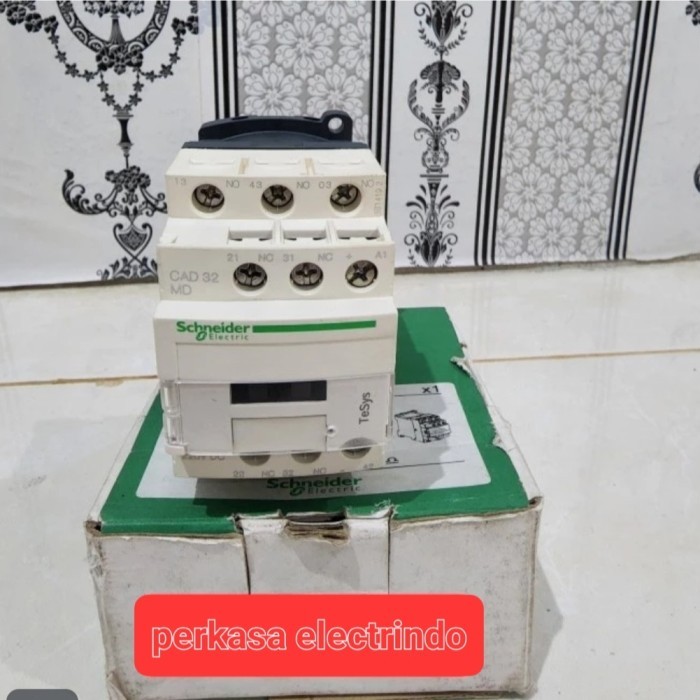 Kontaktor Schneider Cad32Md 220V Dc