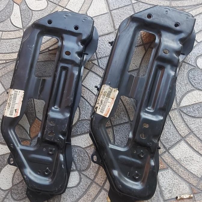 Support braket pegangan Radiator Kanan Toyota Yaris New vios Original