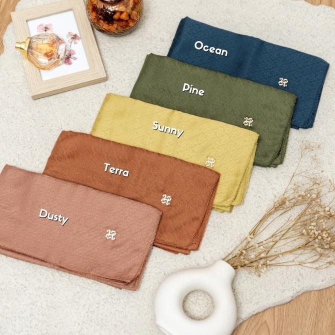 Miliki Hl Signature Emboss Scarf