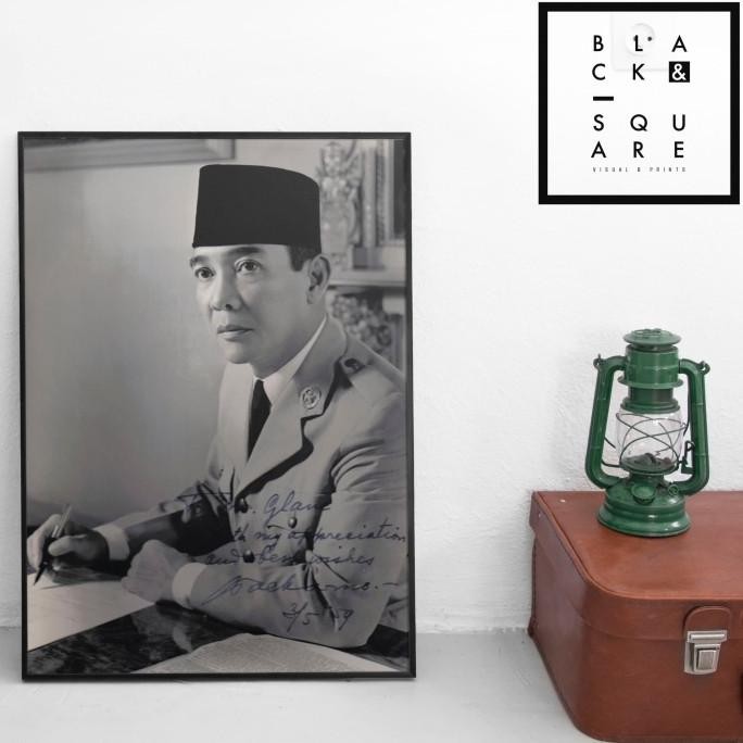 Foto Langka Bung Karno - Digital Print Premium Poster + Frame Size A1