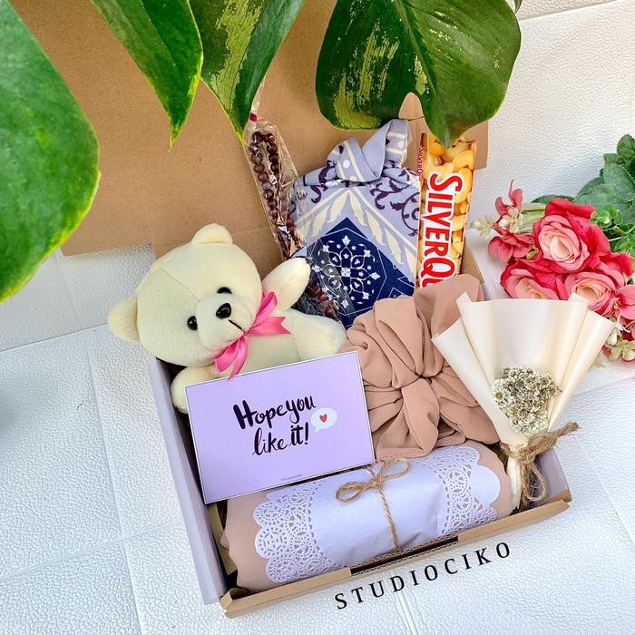 

Hampers Kado Buat Cewek Ulang Tahun Hadiah Wisuda dan Anniversary Gift Box isi Hijab Boneka Cokelat