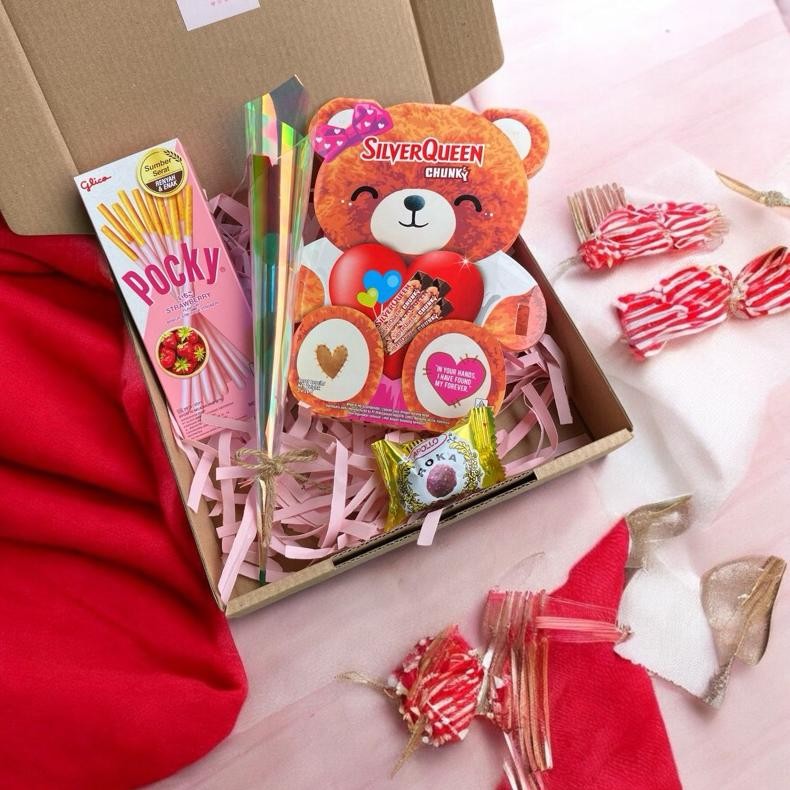

SALE HAMPERS COKLAT SILVERQUEEN BEAR LOVE VALENTINE GOFT BOX POCKY ROKA BONEKA ru-8