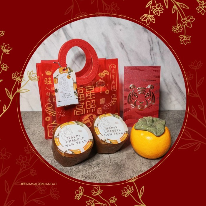 

HAMPERS IMLEK SINCIA CNY 2022 GIFT BOX KUE KERANJANG JERUK DAN ANGPAO