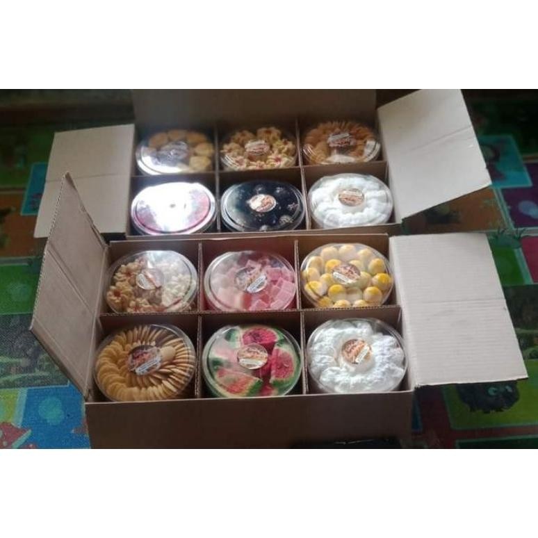 

AURORAE KUE KERING LEBARAN 1 DUS ISI 12 TOPLES (250G) 1 LUSIN