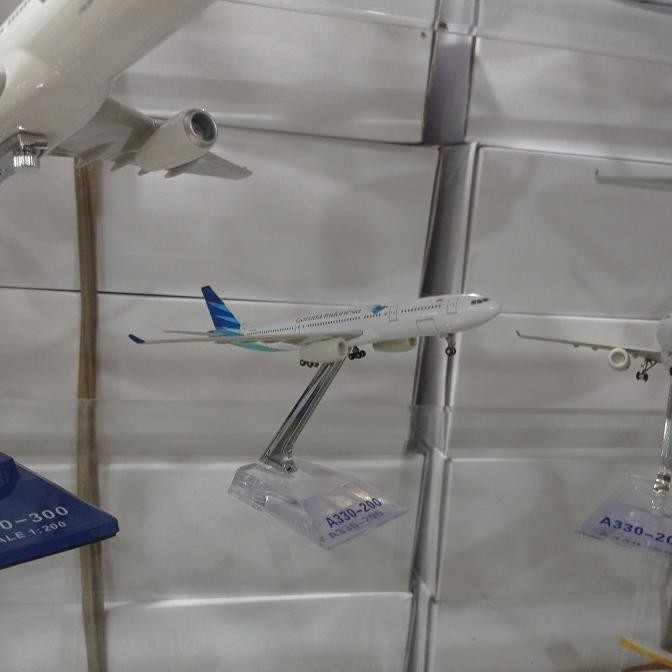 Miniatur/Replika Pesawat Garuda Indonesia A330-200 1:200 (Impor)