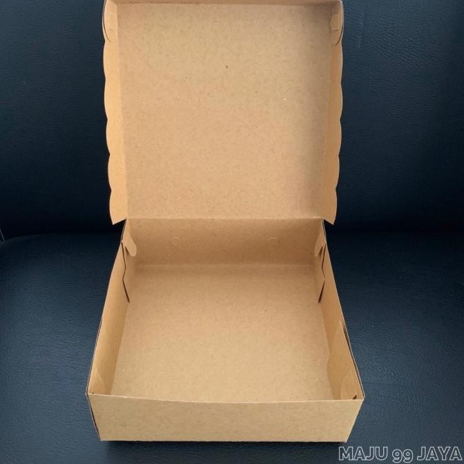 

Dus Kue / Kotak Makan Nasi R10K 20cm x 20cm x 7cm Kraft Cokelat