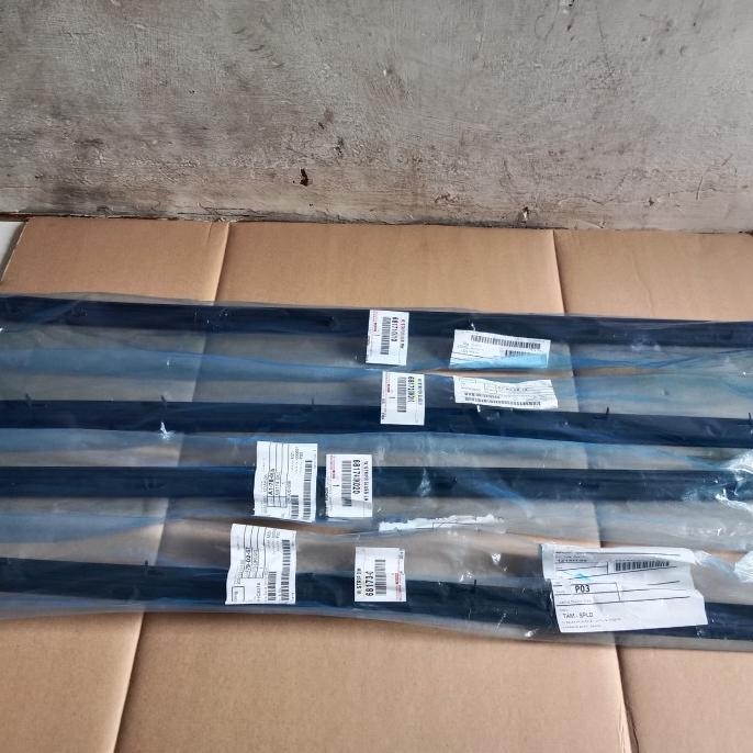 Karet Kaca Pelipit Bagian Dalam Fortuner  2005 Sampai 2015 Original Asli