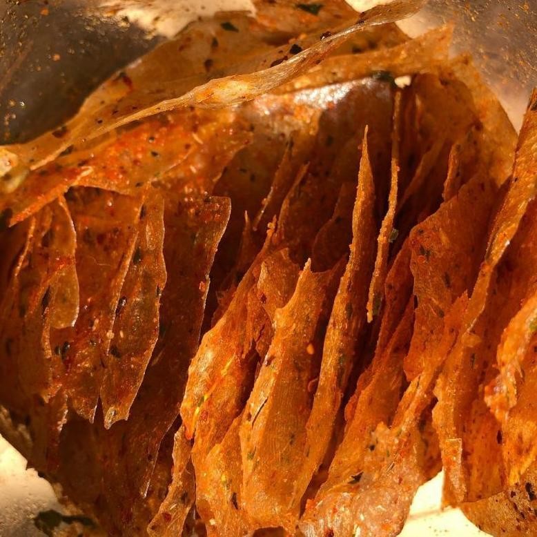 

HJ KERIPIK KACA 1Kg/ Kripik kaca 1 kg / kripca / kripik kaca pedas daun jeruk