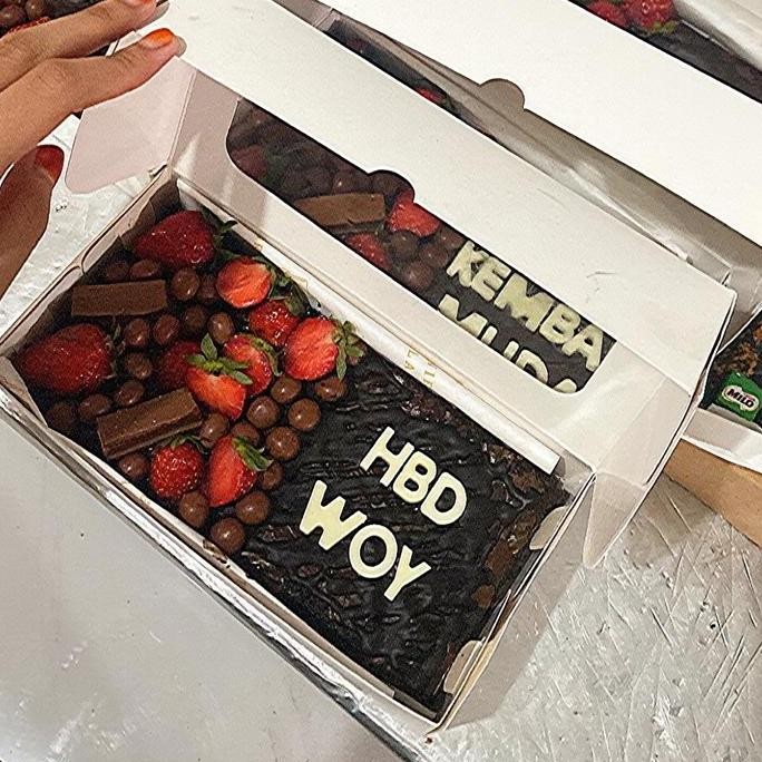 

Grosir Glamorous Custom Brownies Half Size (Khusus Kota Jabodetabek) Chocolate Kue Strawberry Food Frozen Almond Pancake Cheese Cemilan Cheese Cemilan Keju Gluten