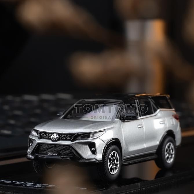 Platinum White Pearl Tone Toyota Fortuner Hybrid Pajangan Meja Dashboard Miniatur Mobil 1:64 Kado Co