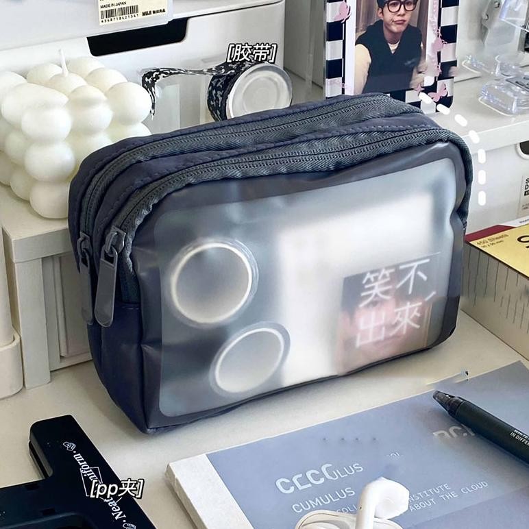 

Ready Ins Gaya Berkapasitas Besar Tempat Pena Transparan Mahasiswa Jepang Matte Double-Layer Bernilai Tinggi Ceruk Tempat Pena Multi-Kompartemen Tas Alat Tulis Multifungsi