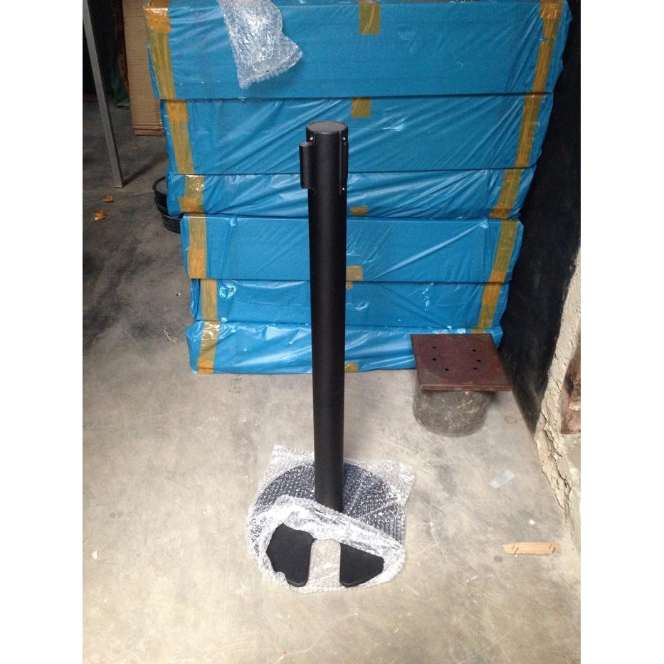 

Tiang Antrian Tiang Pembatas Hitam Pita Hitam Tatakan U-Shape Original Dan Terpercaya