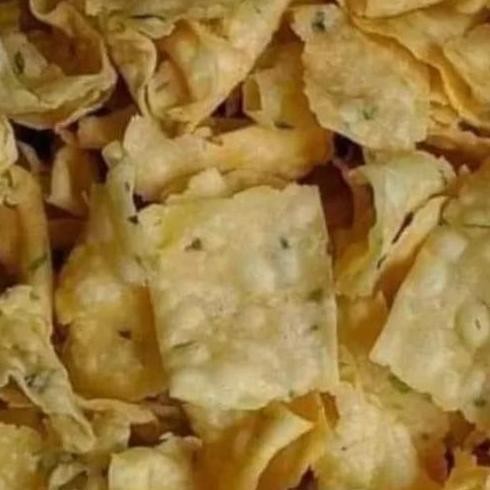 

HIW keripik bawang 500g renyah daun jeruk /keripik pangsit /stik bawang