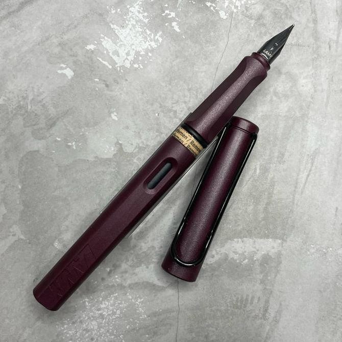 

LAMY Safari Cartridge & Converter Fountain Pen - Scarlet Kualitas Original