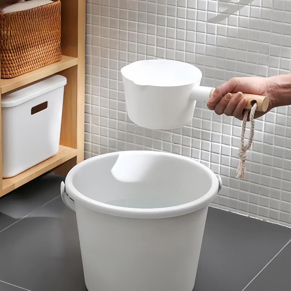 HJK Home gayung air putih gagang Kayu/Home gayung mandi aesthetic/Gayung putih plastik/Gayung mandi 