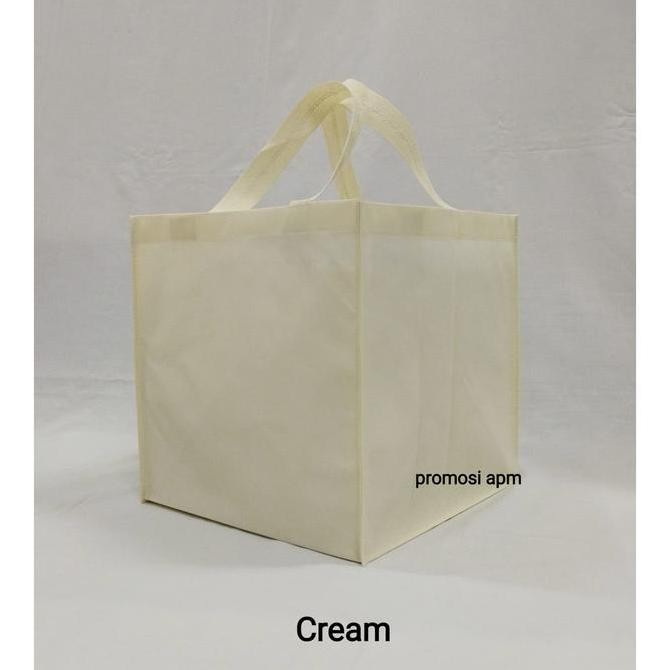 

Tersedia Tas Spunbond Jahit Ukuran Luar - 38x38xT35 cm untuk box 36x36 cm