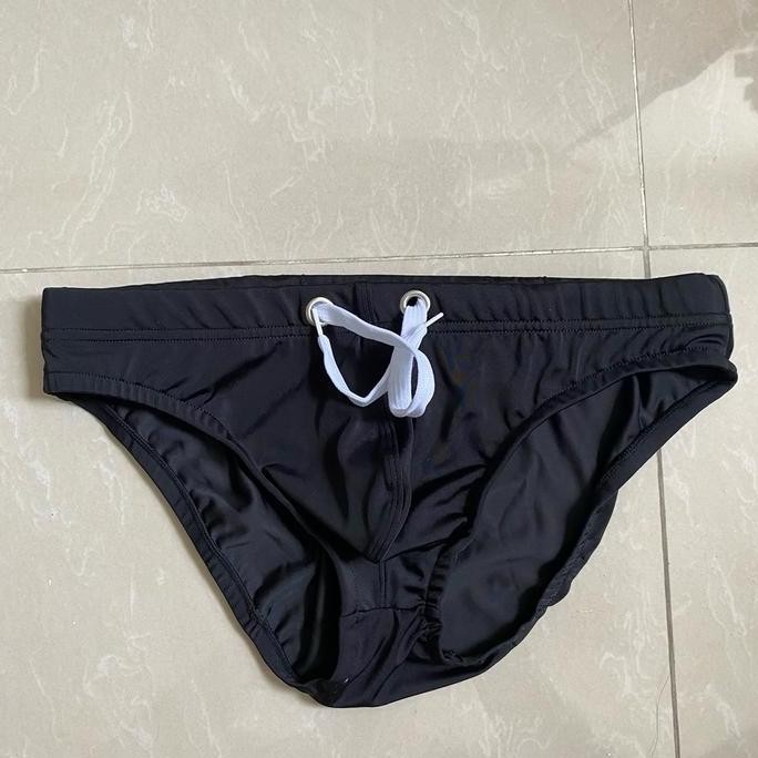 Celana renang pria segitiga