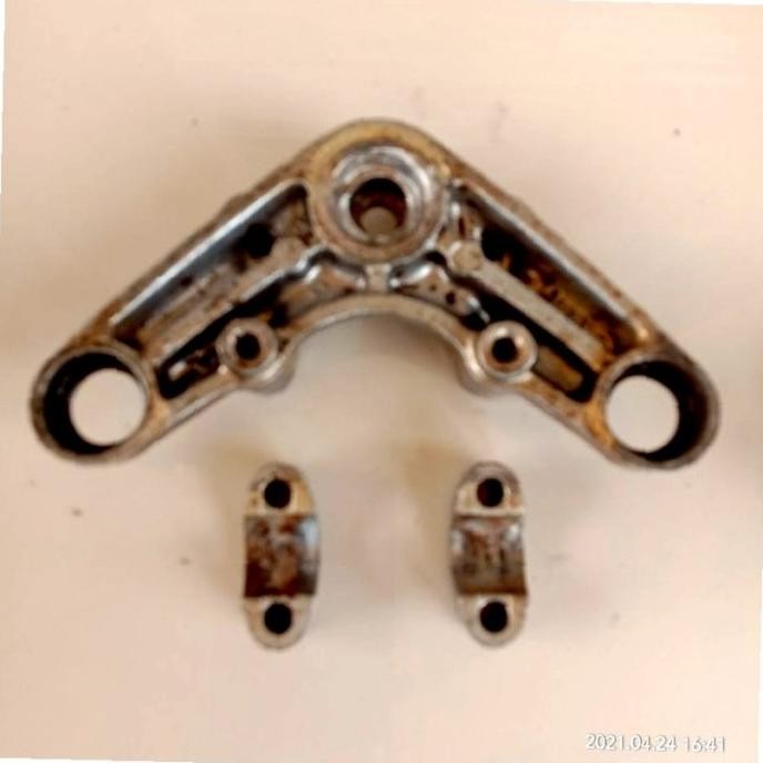 Sparepart dan Aksesoris kendaraan  Segitiga T Atas Suzuki A100. Original. Seken bekas copotan motor 