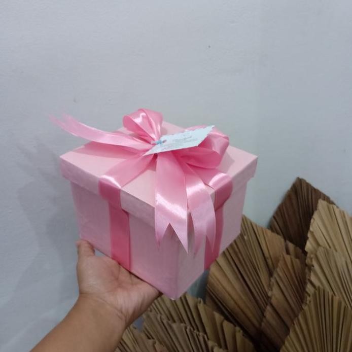 

ready stock kotak kado / kotak gift / box kado ukuran 14x12x10cm dengan pita
