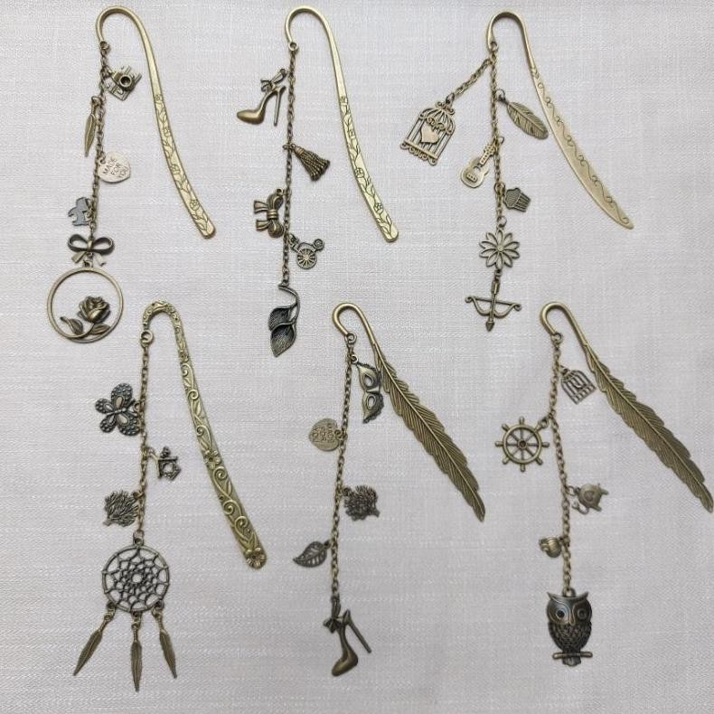 

Metal Bookmark Dengan Hiasan Rantai & Charm Unik RB07