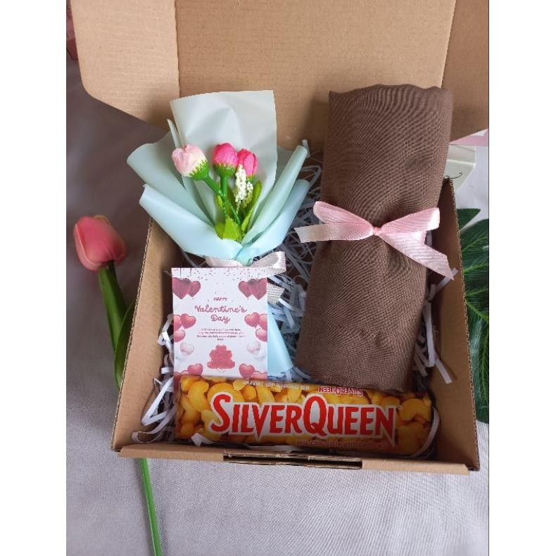 

KT78 Hampers Gift Box Coklat Valentine Jilbab Snack Kado Boneka Bunga Buket Original