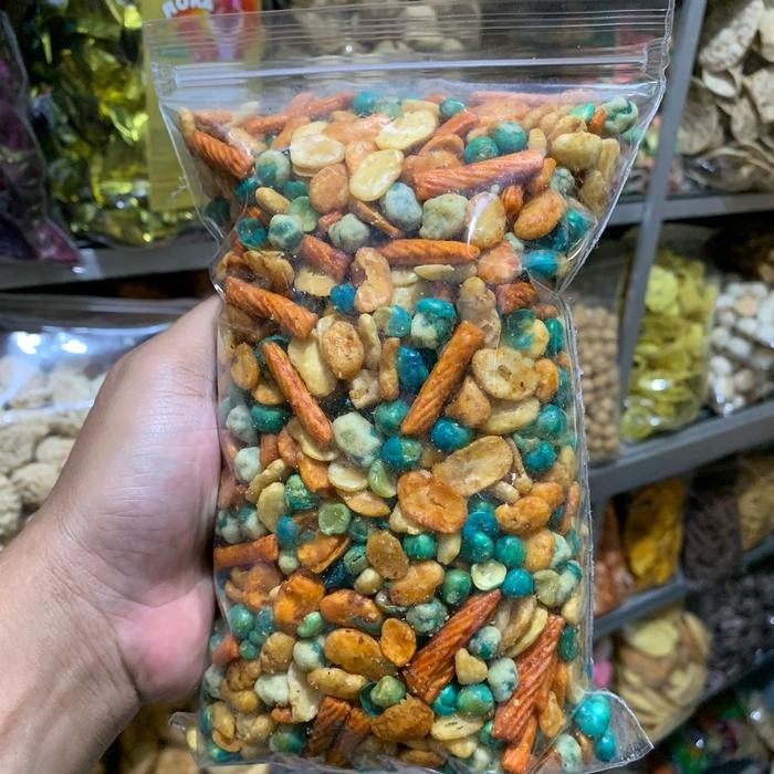 

BARANG TERLARIS 1 KG KEMASAN KACANG CAMPUR / KACANG MIX RASA PEDAS GURIH DAN RENYAH Asin Cemilan