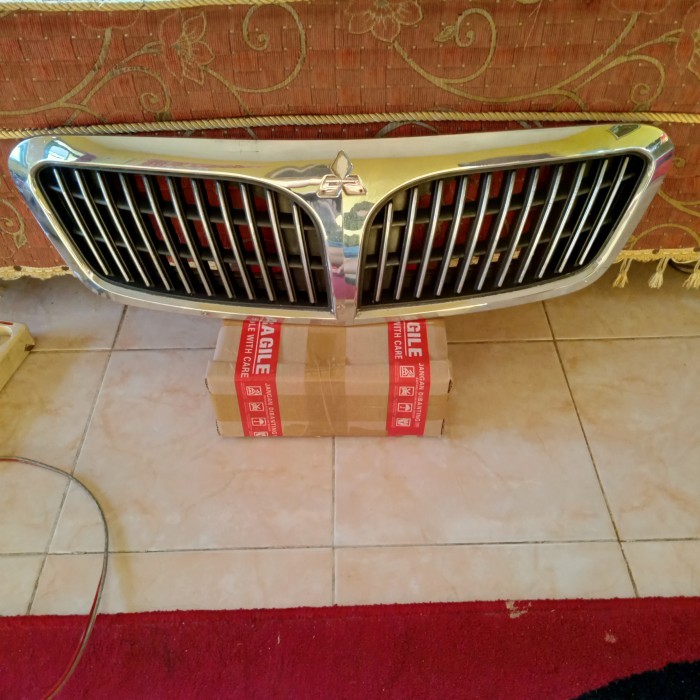 grill Mitsubishi Lancer cedia