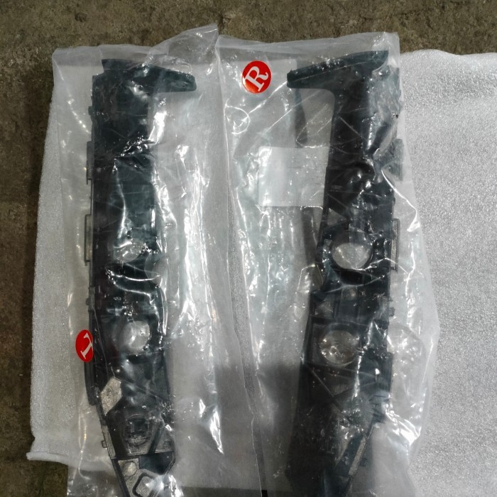 Breket Bumper Depan Toyota Wish