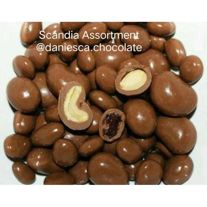 

500gr coklat Scandia Assortment mix Almond Mede Kismis Berkualitas