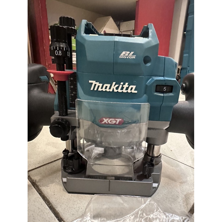 mesin router cordless makita RP001GZ