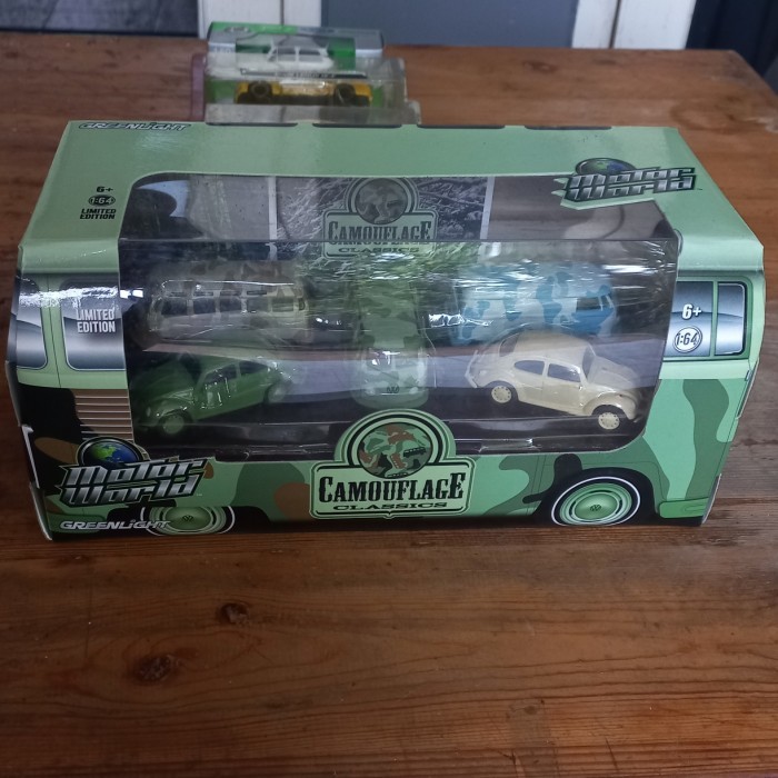 GREENLIGHT CAMOUFLAGE CLASSICS MOTOR WORLD VOLKSWAGEN DIORAMA GIFTPACK