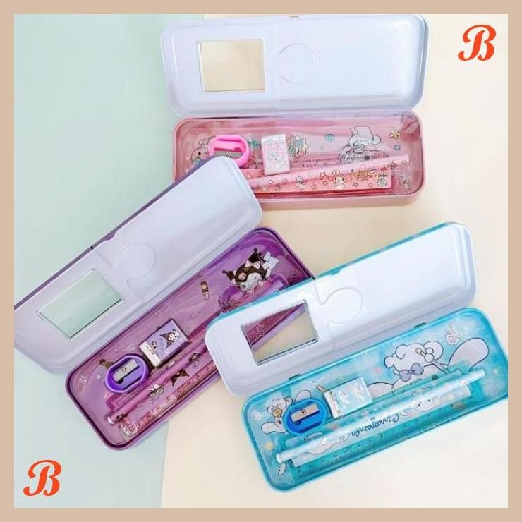 

| KK | GIFT SET ALAT TULIS SEKOLAH KOTAK PENSIL KALENG WHITE BOARD KARAKTER MOTIF KUROMI MELODY POMPOMPURIN CHINNAMOROL