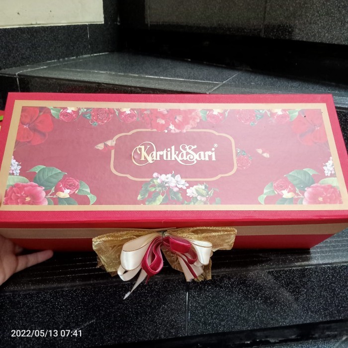 

GIFT BOX KARTIKA SARI BANDUNG RED EDITION LIMITED COOKIES NASTAR LIDAH