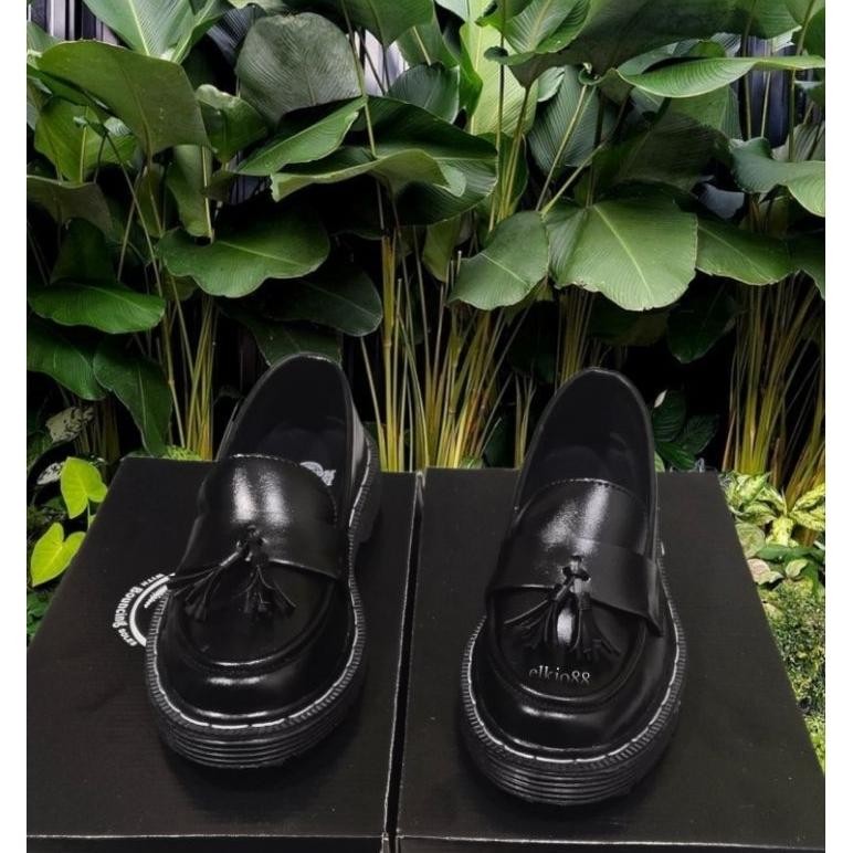 TERLARIS FREE BOX. SEPATU DR. MARTENS LOAFERS BLACK & WHITE. SEPATU VANNY LOAFERS DOKMAR UNISEX TERL