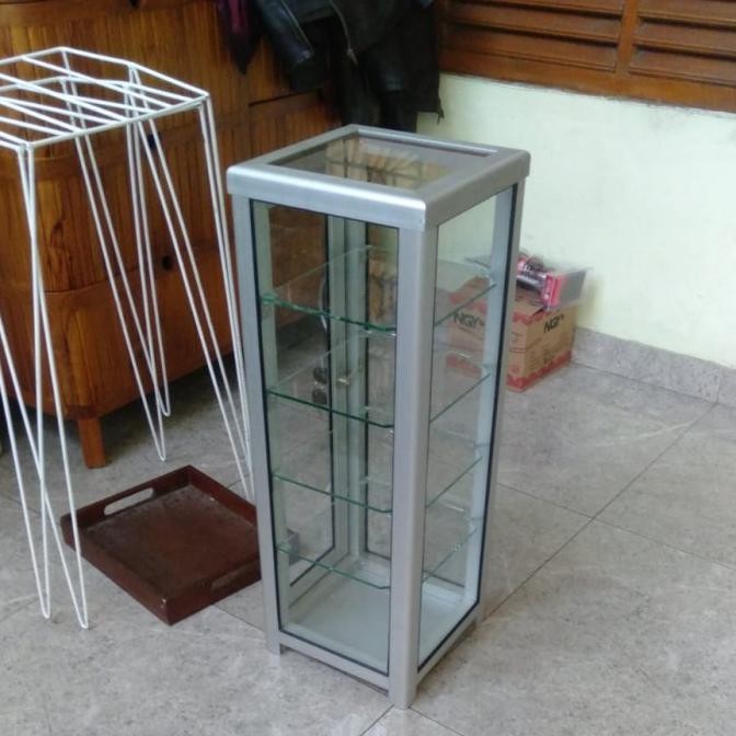Etalase Kaca Pajangan Jam Tangan KOKO