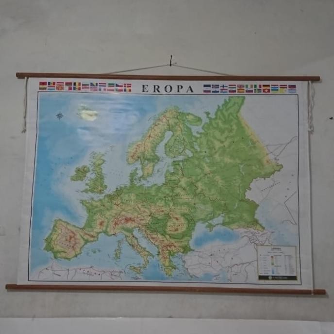 

Peta Benua Eropa Bingkai Kayu, ukuran 12698 cm